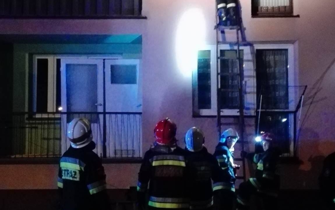 Mężczyzna przygnieciony we własnym mieszkaniu. Z pomocą ruszyły służby ! ZDJĘCIA !