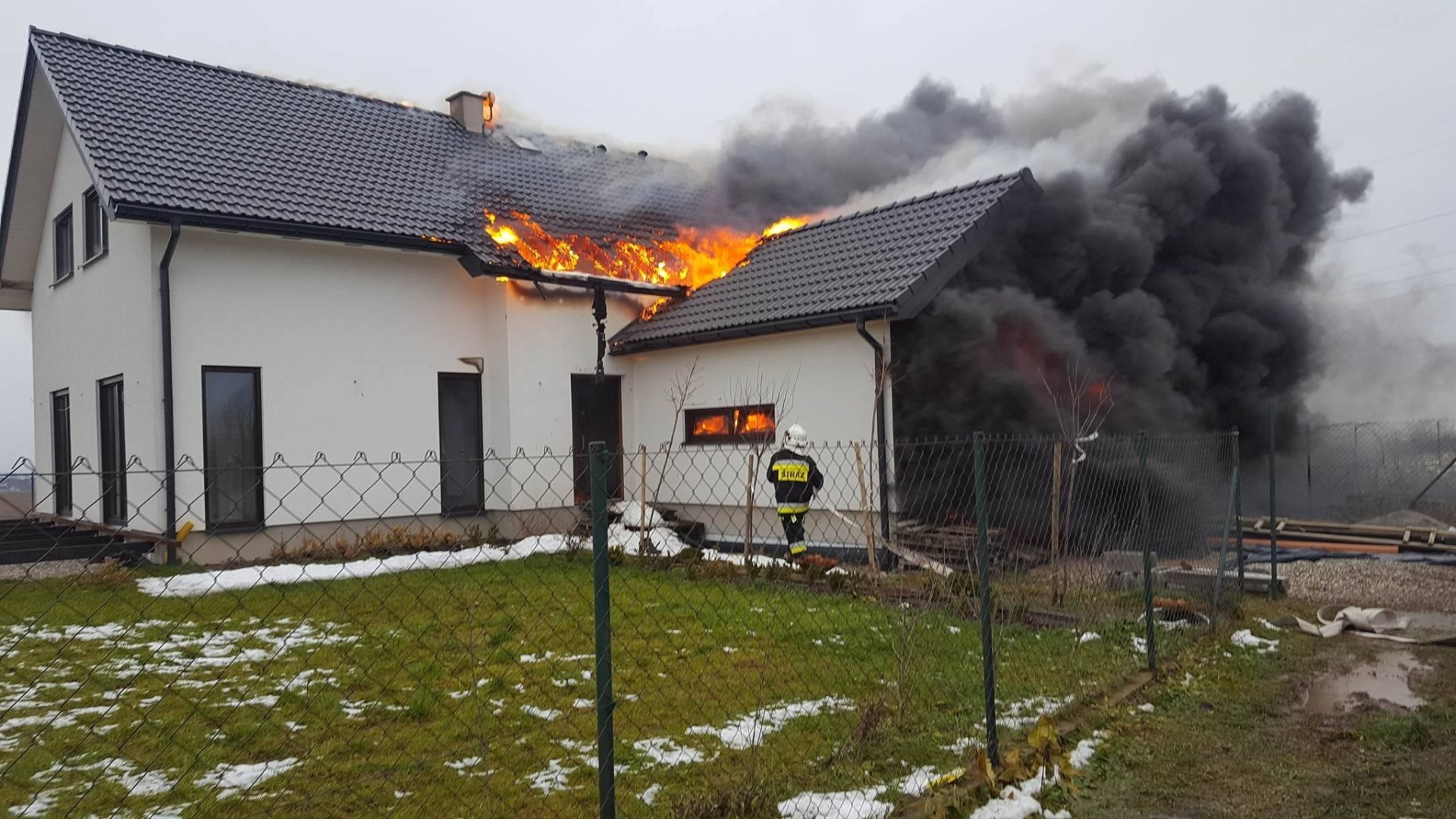 Pożar domu w Leńczach. Pierwsze działania przeprowadził strażak PSP Oświęcim będący po służbie ! ZDJĘCIA !