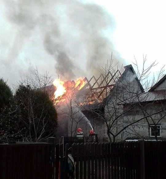 Pożar zabudowań oraz zadymienie budynku mieszkalnego w Łękach ! ZDJĘCIA !