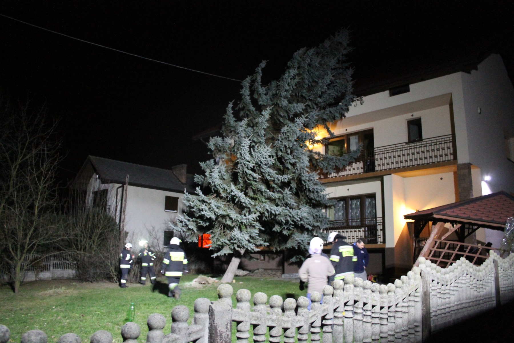 Niszczycielski wiatr. Najtrudniejsza sytuacja w gminie Kęty ! ZDJĘCIA !