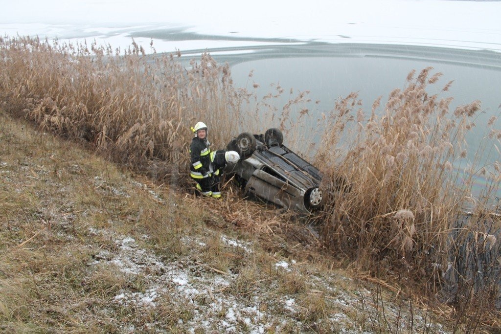 Samochód wpadł do stawu ! Ranny kierowca zabrany przez ZRM ! ZDJĘCIA !