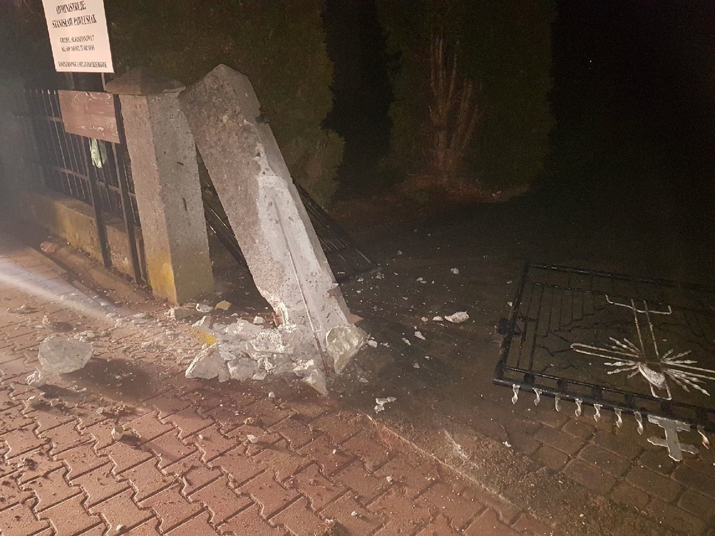 Poszukiwany kierowca, który wjechał w bramę cmentarza w Rajsku!