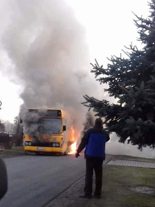 Autobus w ogniu. Film z wczorajszego pożaru pokazuje, z jakim niebezpieczeństwem walczyli strażacy. FILM!