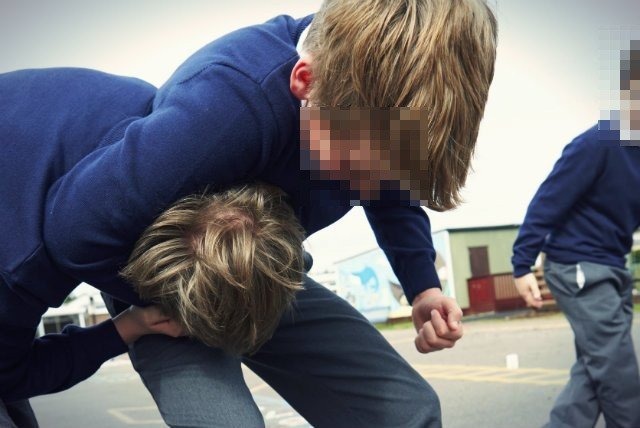 W Kętach dwóch szesnastolatków złamało szczękę swojemu rówieśnikowi.