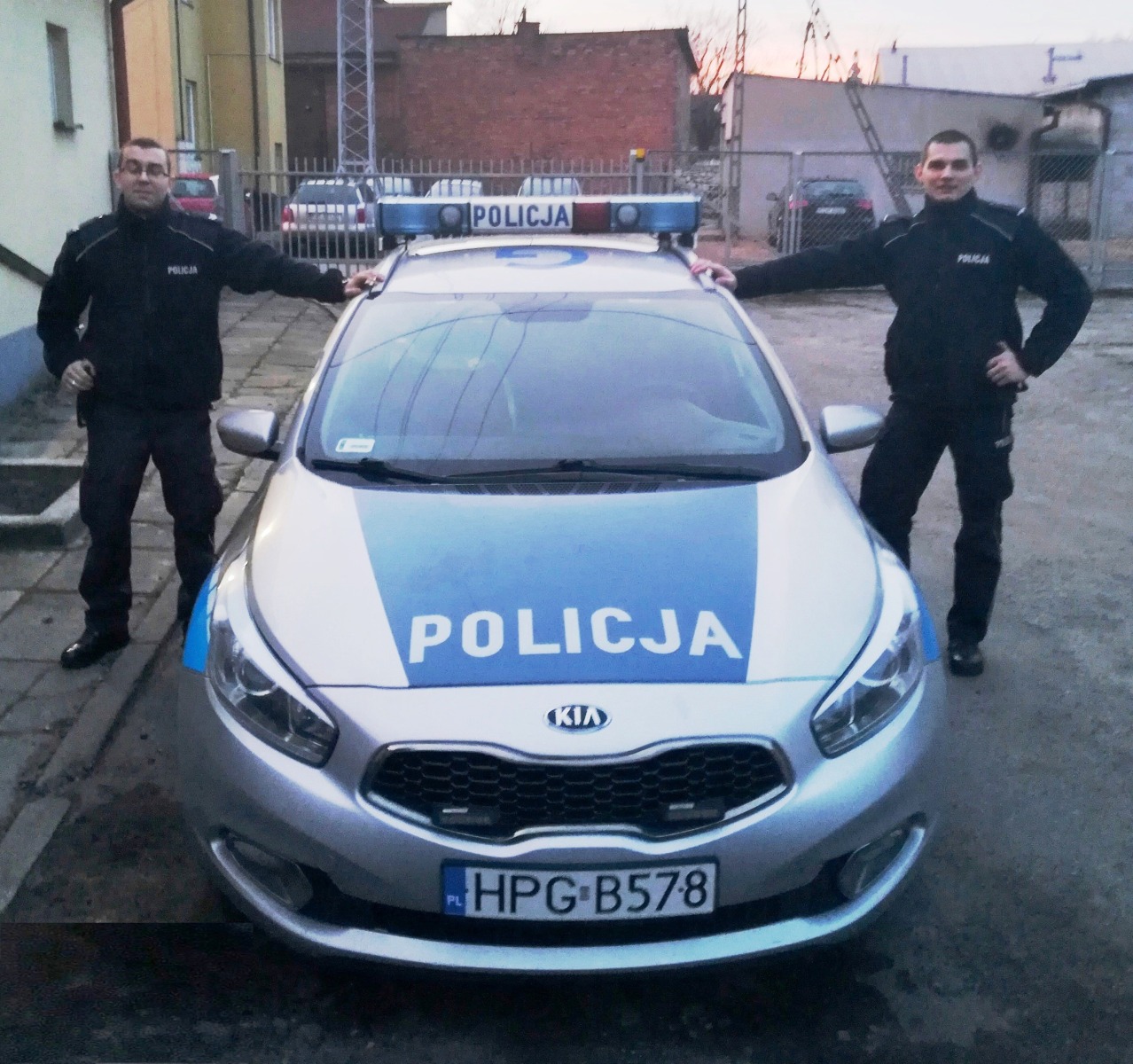 Policjanci oraz strażnik więzienny uratowali życie kierowcy ! FILM !