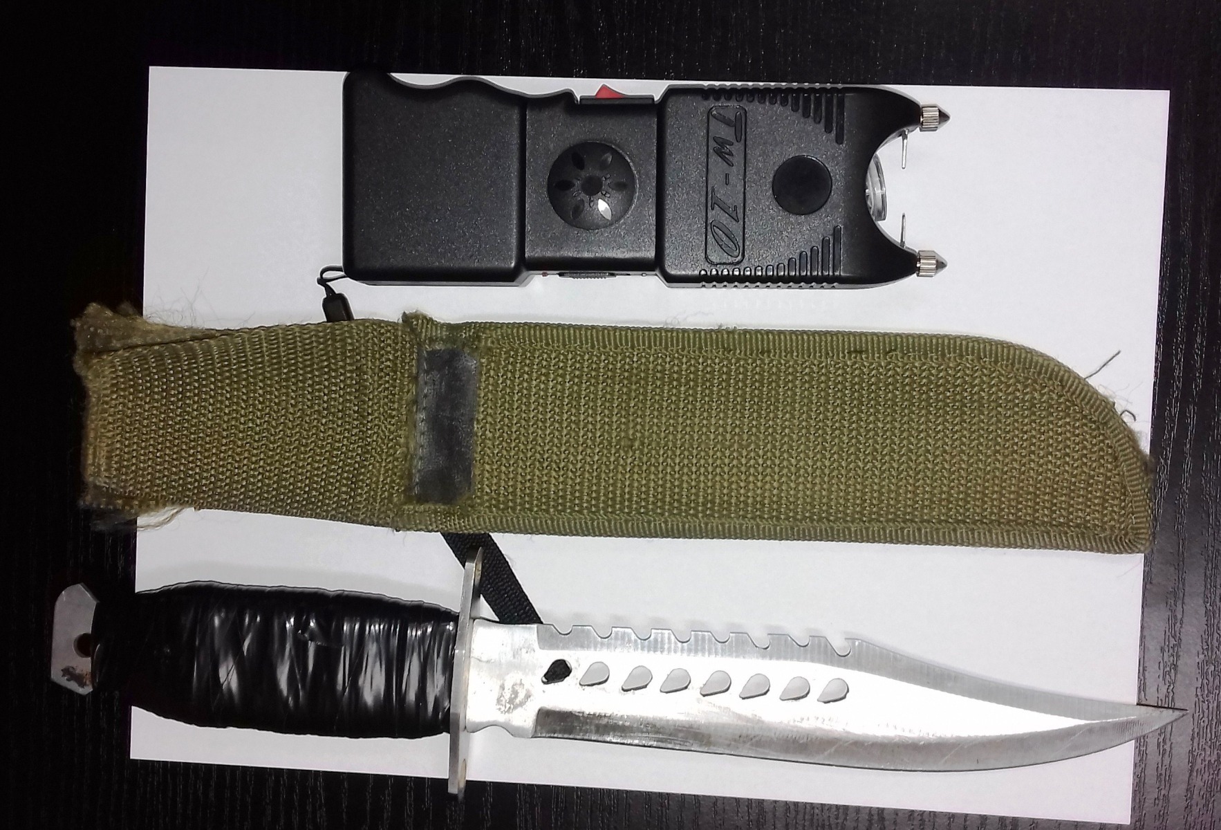 Wagarowicz między książkami trzymał nóż taktyczny, paralizator oraz płaski klucz.