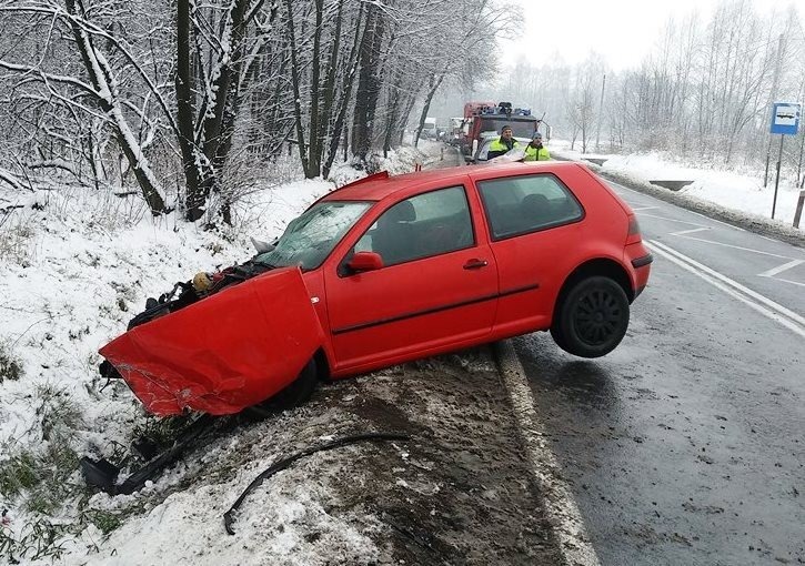 Zderzenie samochodu dostawczego i osobowego we Włosienicy. FOTO!