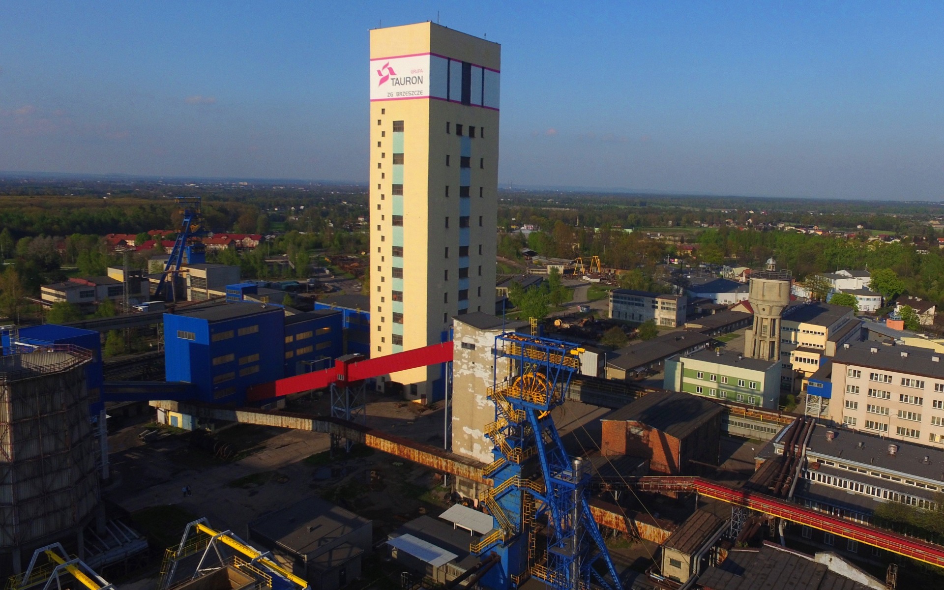 Wypadek w ZG Brzeszcze. Młodego górnika przygniotła podziemna kolejka.