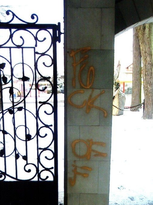 Sprawca naniesienia pseudograffiti usłyszał zarzuty.