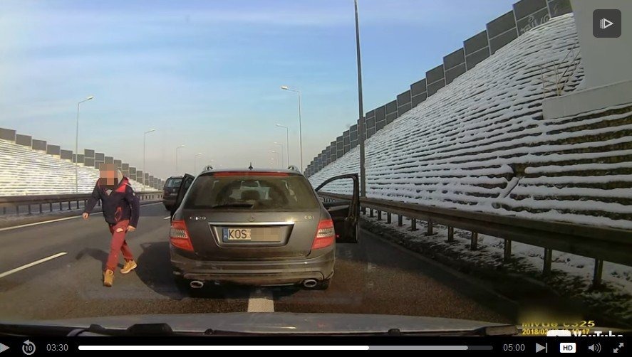 Kierowca mercedesa na oświęcimskich numerach rejestracyjnych stworzył zagrożenie na S-1 w Bielsku. FILM!