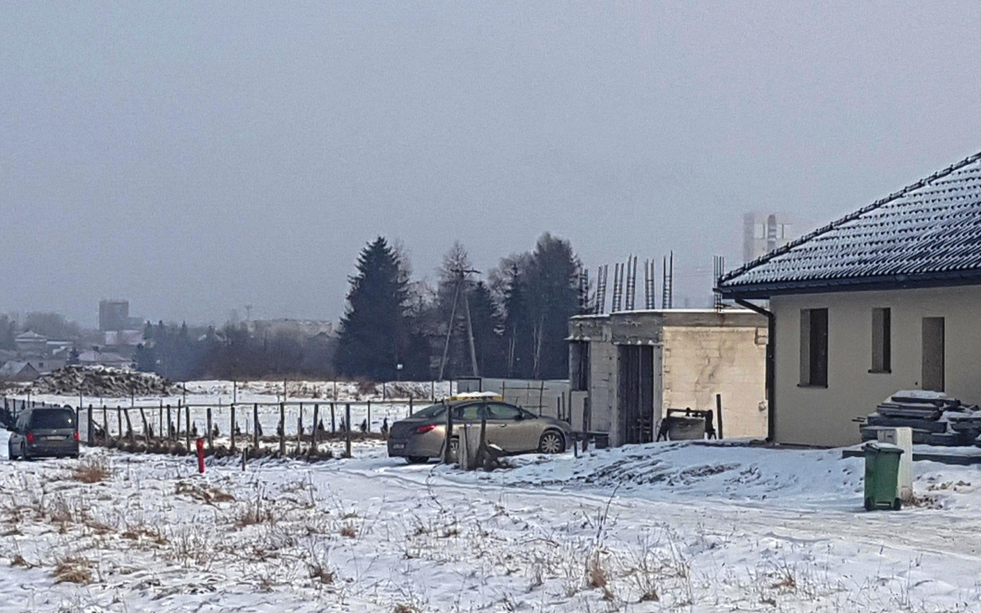 Tragedia w Brzeszczach. Nie żyje mężczyzna odnaleziony na jednej z posesji. FOTO!