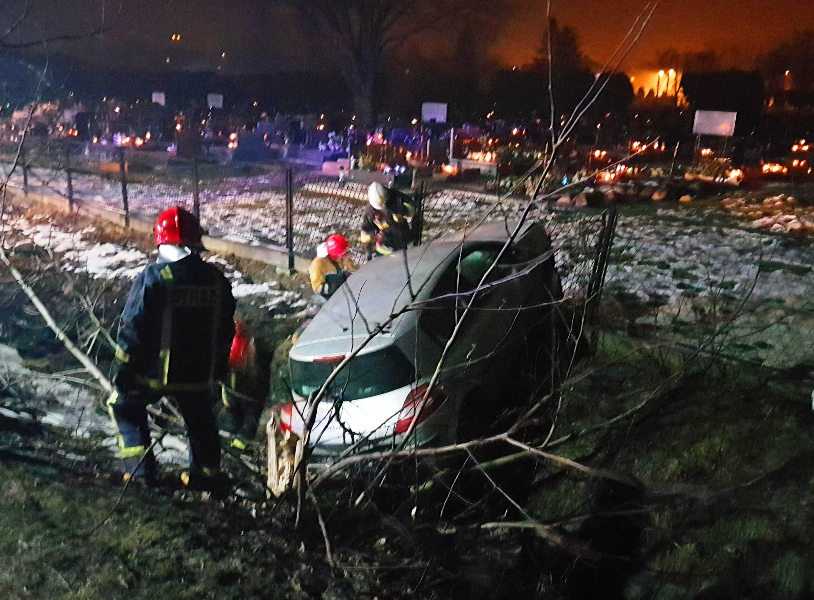 Straciła panowanie nad pojazdem i uderzyła w cmentarne ogrodzenie. FOTO!