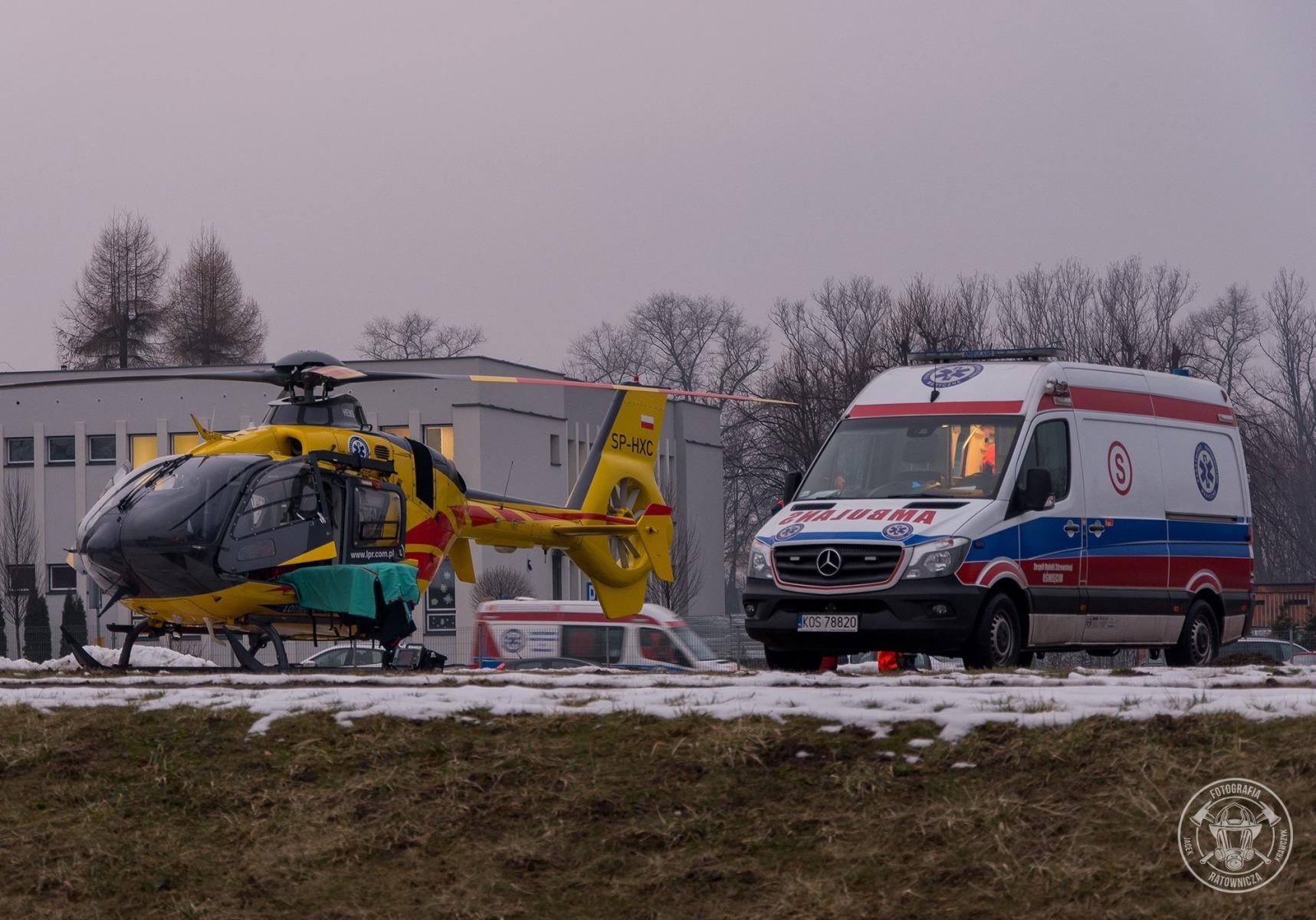 Nastolatek wjechał pod samochód, w międzyczasie w Oświęcimiu lądował śmigłowiec LPR. FOTO!