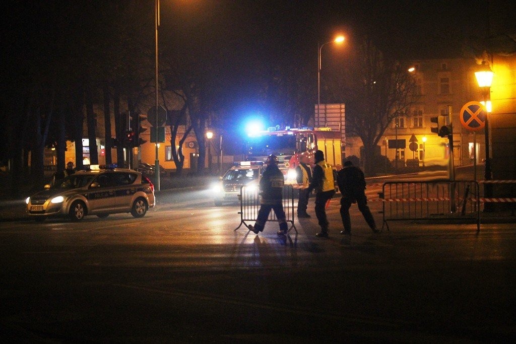 Zablokowany prawoskręt z ul.Dąbrowskiego na Plac Kościuszki. W nocy posypał się tynk jednej z kamienic. FOTO,MAPA!