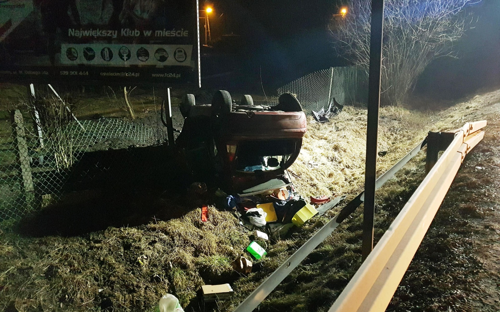 Dachowanie samochodu osobowego w Brzeszczach na DW933. FOTO!