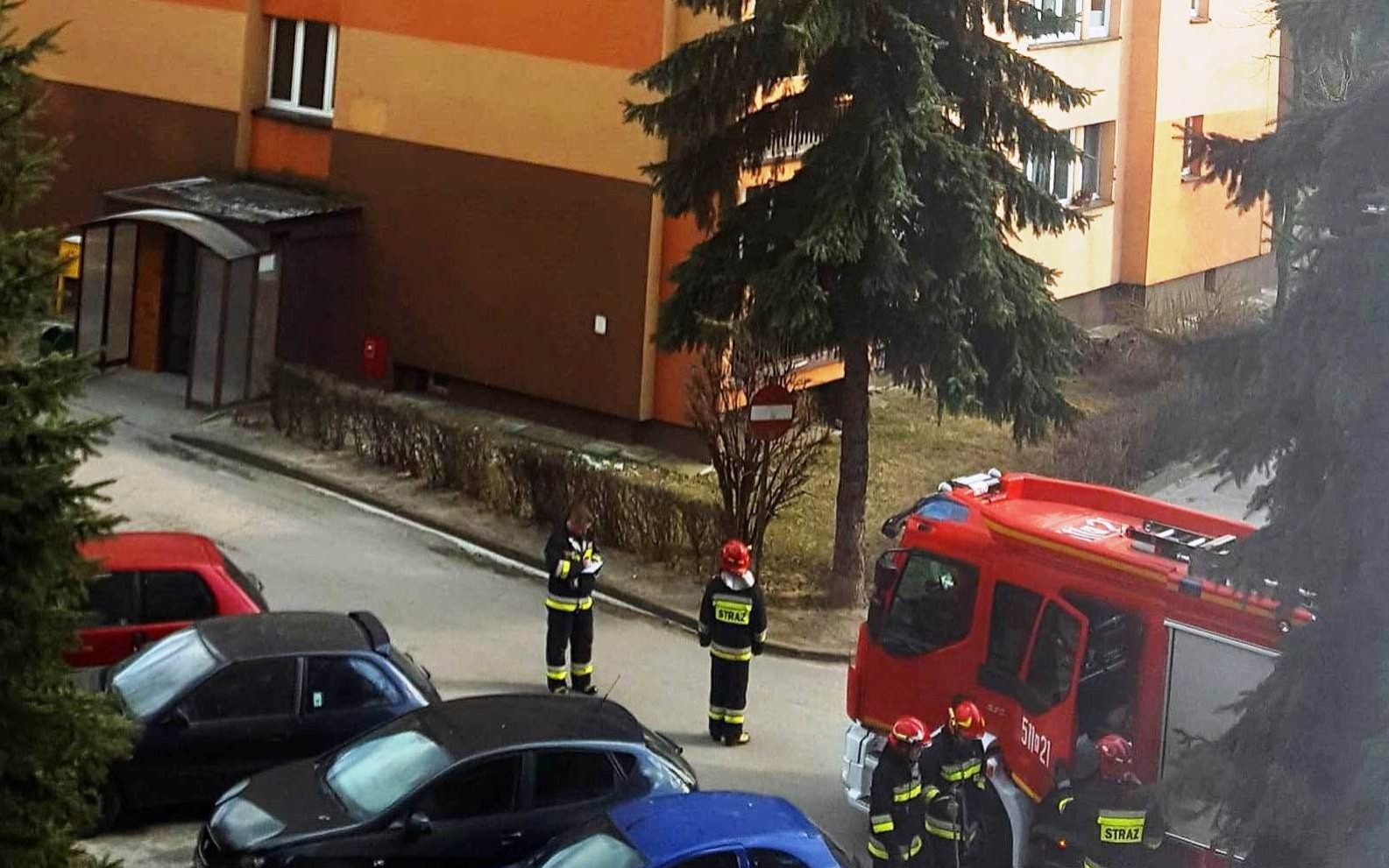 Policyjny ,,Anioł Stróż” ze swoim służbowym partnerem oraz dowódca zmiany JRG namówili desperata do zejścia z budynku. ZDJĘCIA!