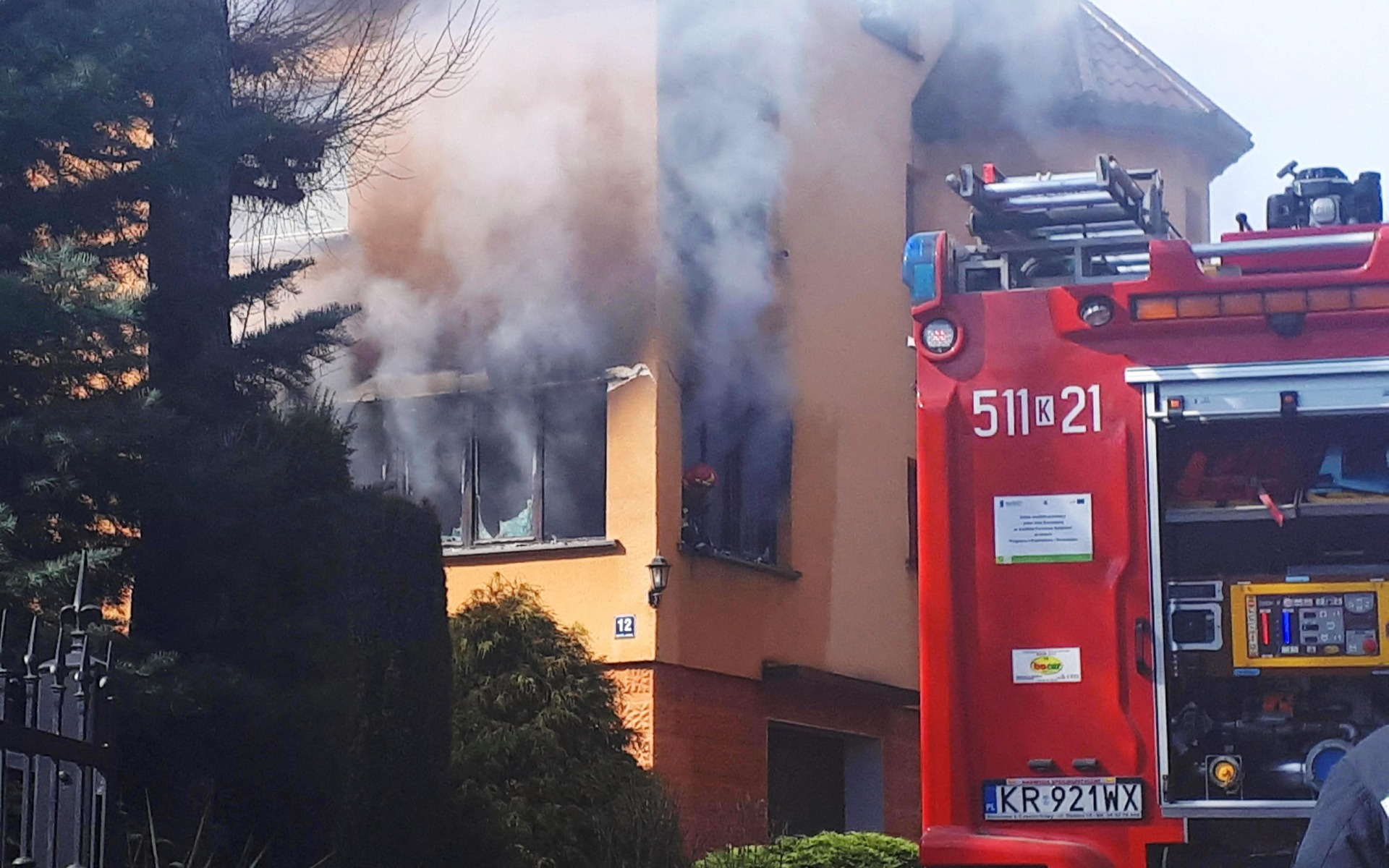 Pożar domu w Przeciszowie. Mężczyzna wyskoczył z okna. ZDJĘCIA, FILM!