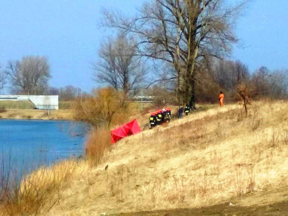 Akcja strażaków na Krukach. Odnaleziono ciało 80-letniego mężczyzny. ZDJĘCIA!