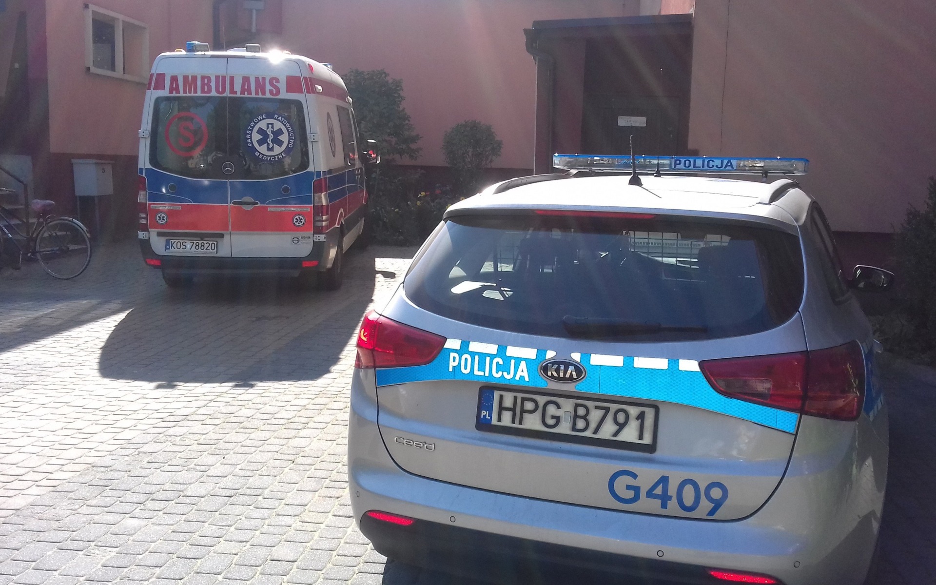 Policjanci przeprowadzili skuteczną resuscytacje krążeniowo-oddechową.