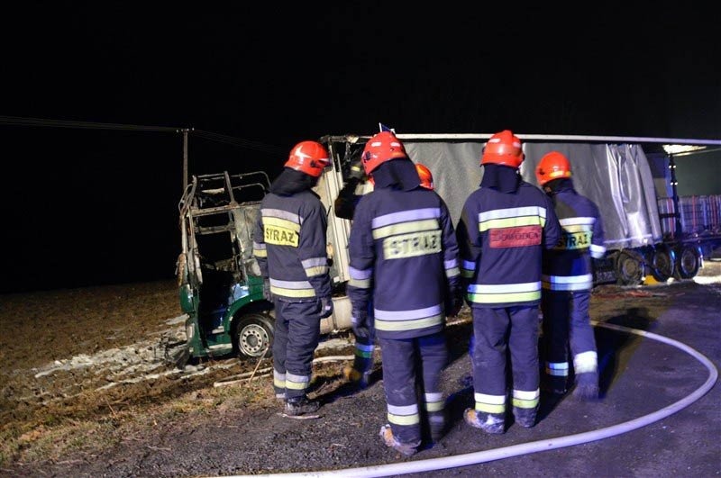 Specjalistyczna Grupa Ratownictwa Chemiczno-Ekologicznego “Oświęcim” zadysponowana do pożaru w Radoczy. ZDJĘCIA, FILM.