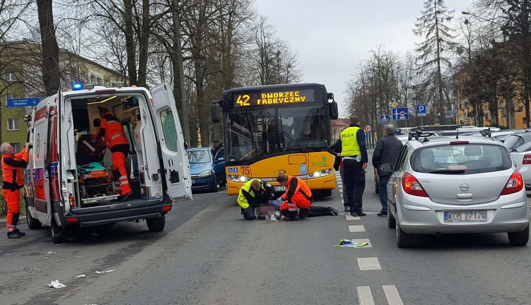Piesza wybiegła zza samochodu. 70-latka przebywa w szpitalu. ZDJĘCIA!