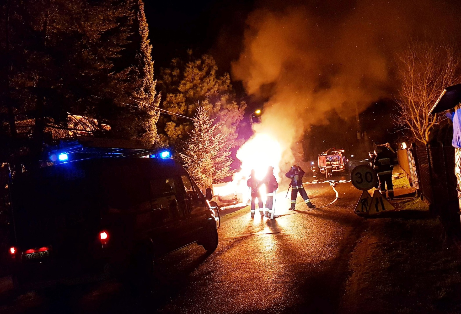 Pożar samochodu w Bulowicach. ZDJĘCIA, FILM!
