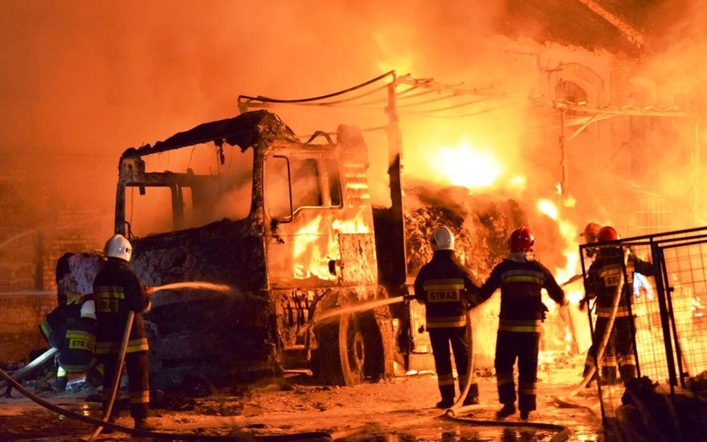 Pożar w Łękach. Spłonęła ciężarówka oraz składowane odpady komunalne. GALERIA, FILM!