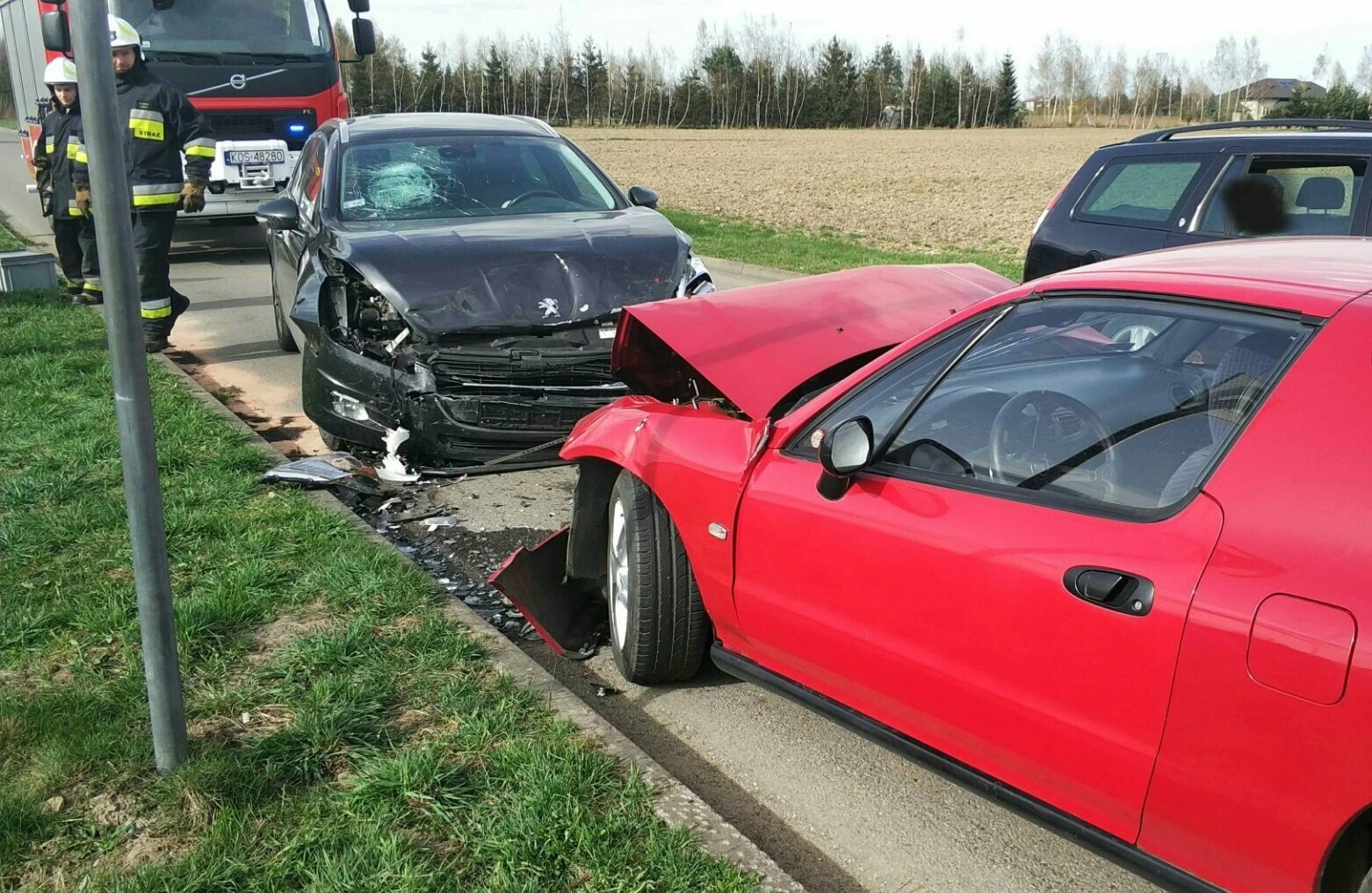 Czołowe zderzenie na lokalnej drodze. FOTO !