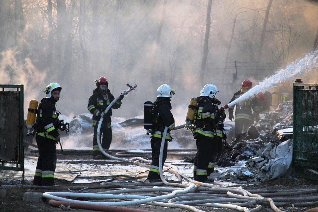 Pożar składowiska plastiku w Oświęcimiu. Na miejscu kilkanaście zastępów. FILMY, ZDJĘCIA!
