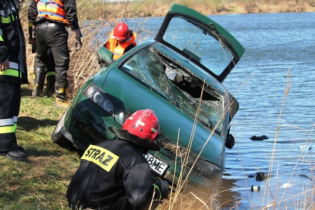 Tragiczny wypadek w Smolicach. Nie żyje mężczyzna, którego samochód wpadł do żwirowni. ZDJĘCIA, FILM!