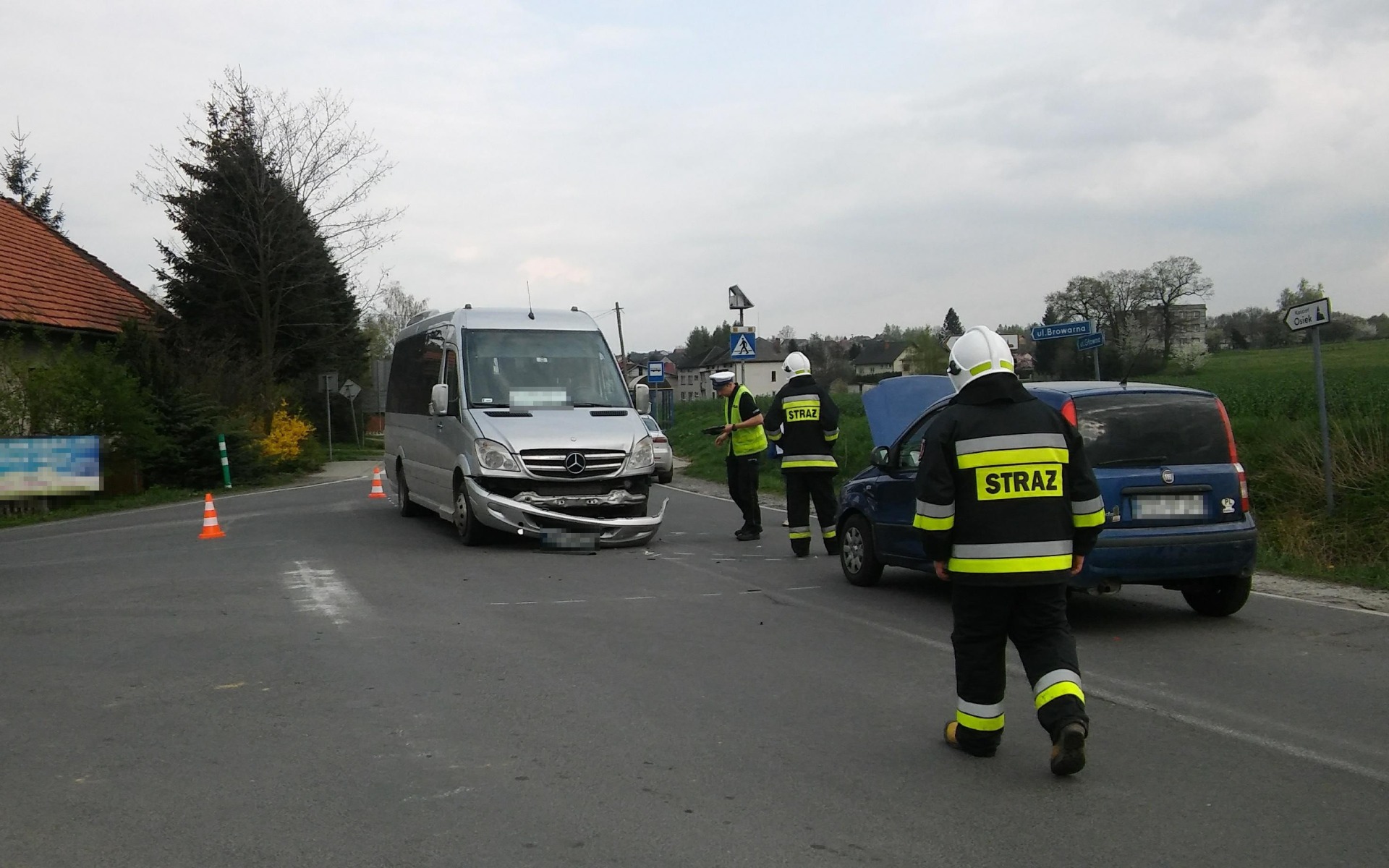 Bus zderzył się z samochodem osobowym. ZDJĘCIA!