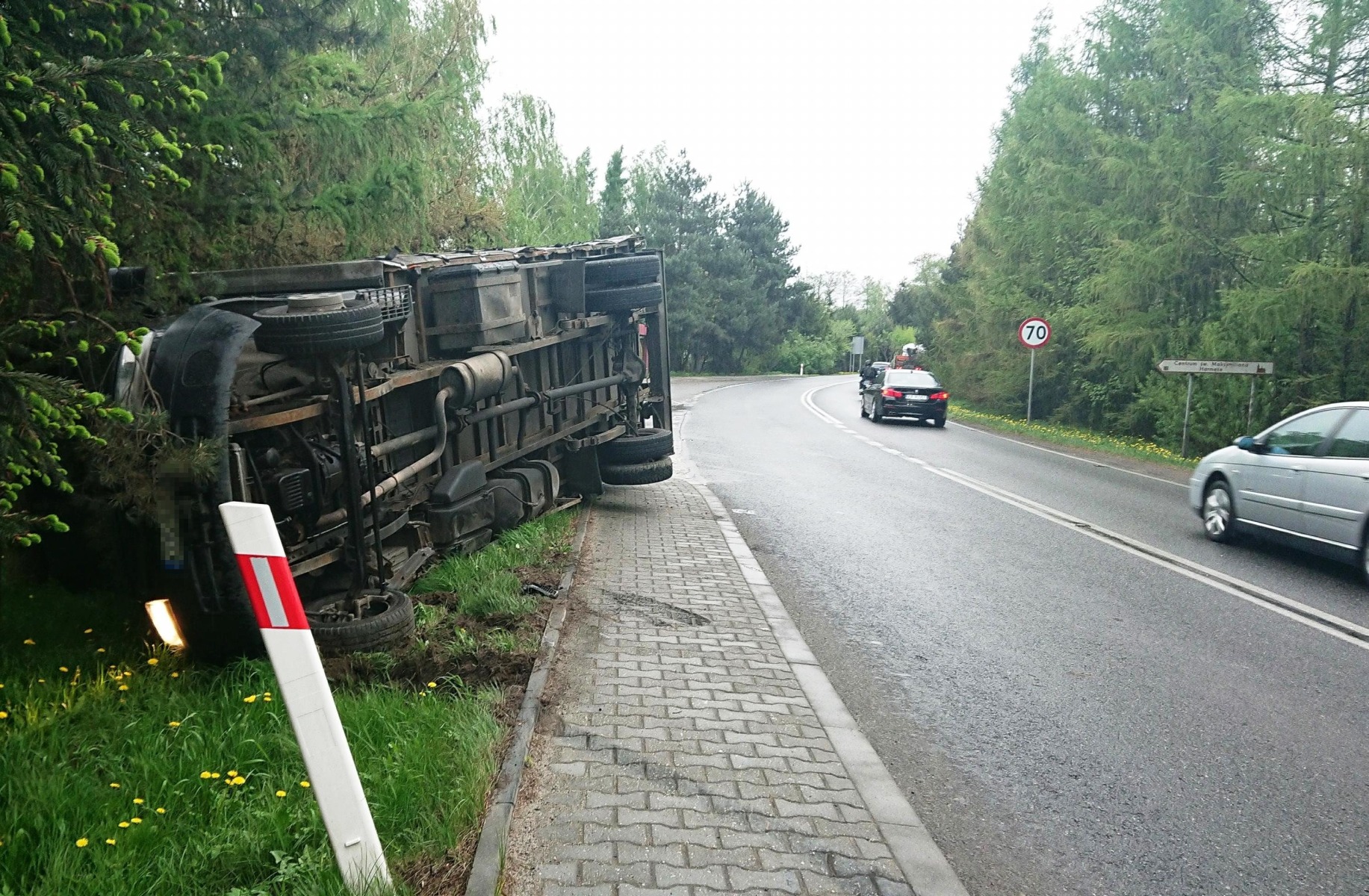 UWAGA! Zdarzenie drogowe na DW933 w Brzeszczach. ZDJĘCIA!