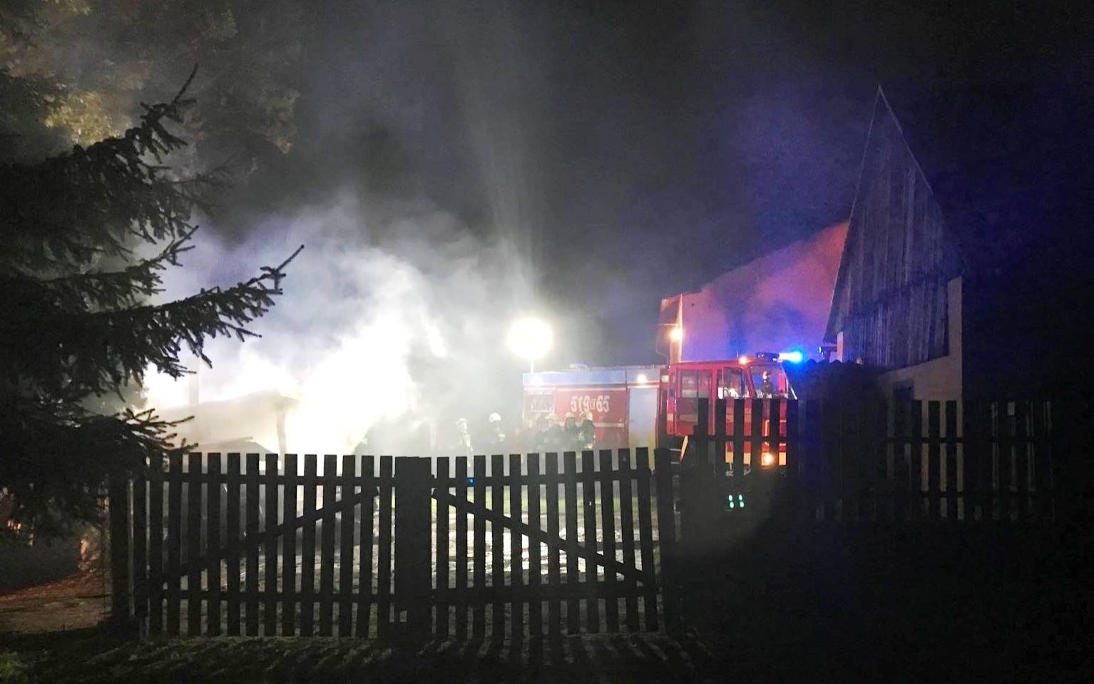 Pożar budynku gospodarczego w Porębie Wielkiej. ZDJĘCIA!