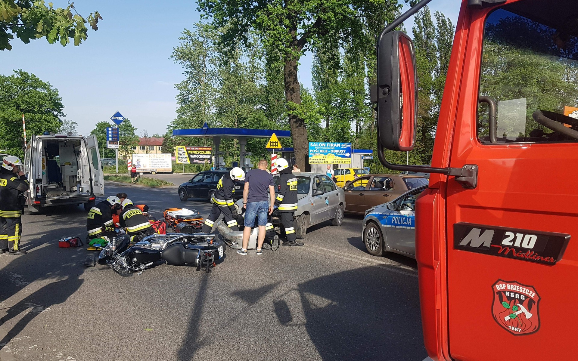 UWAGA ! Wypadek w Brzeszczach. Samochód zderzył się z motocyklem. ZDJĘCIA !