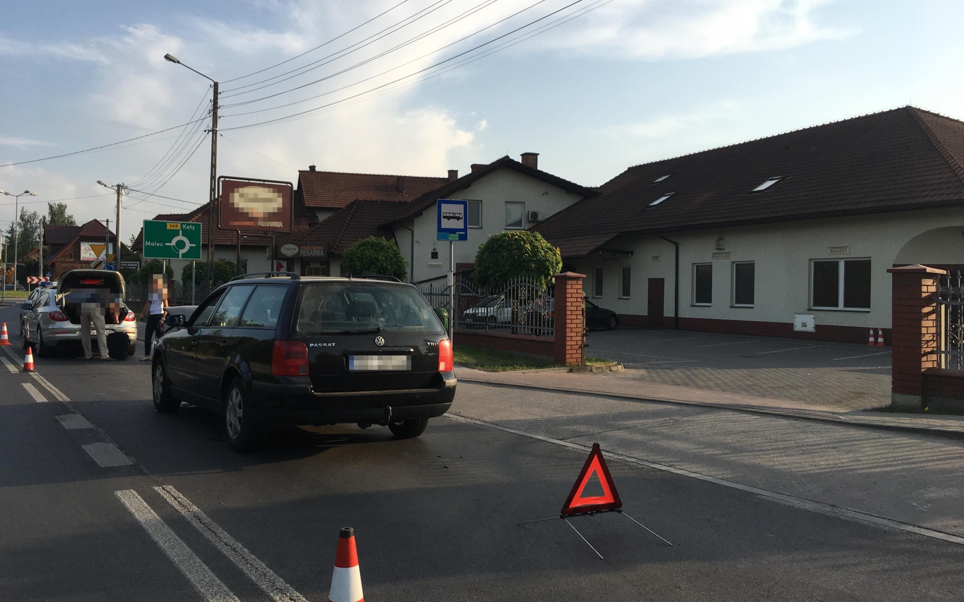 UWAGA! Ruch wahadłowy na DW 948 w Nowej Wsi po zderzeniu dwóch pojazdów.