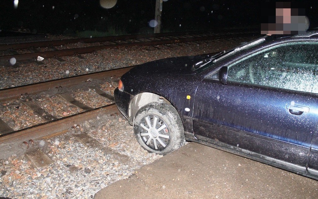 UWAGA ! Zablokowany ruch pociągów na trasie Oświęcim-Kraków. Samochód ugrzązł na torach! ZDJĘCIA!