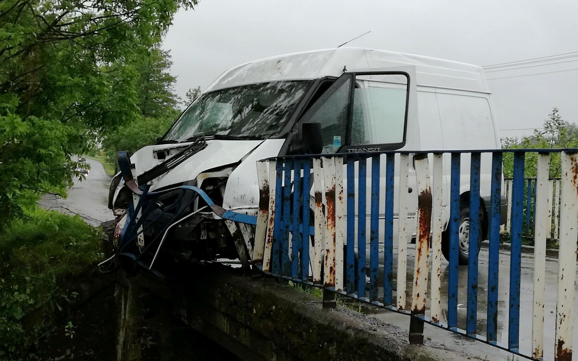 20 latek uderzył w barierę, płyny eksploatacyjne zanieczyściły rzekę. ZDJĘCIA!