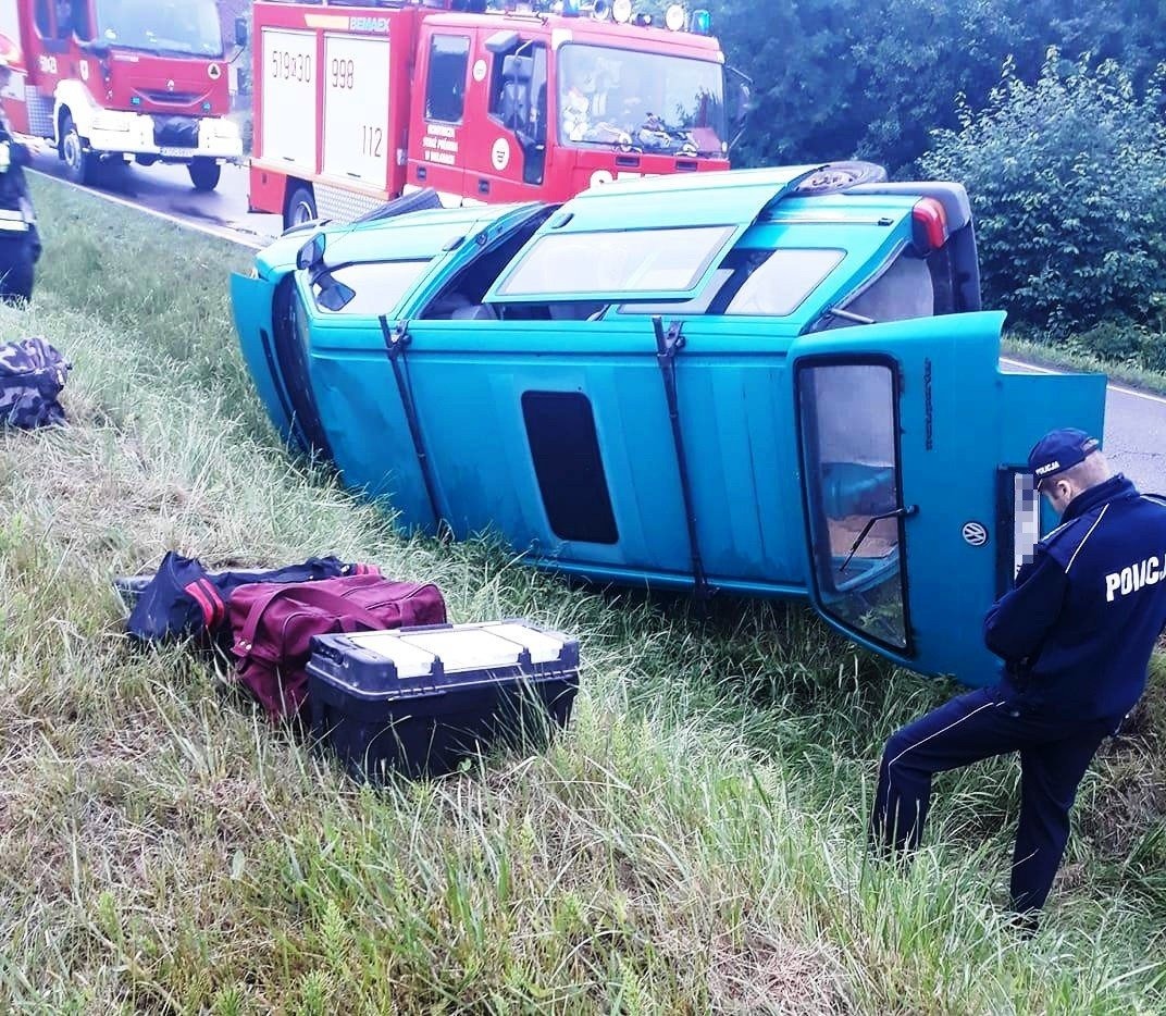 VW wjechał do przydrożnego rowu a następnie przewrócił się na bok. ZDJĘCIA!