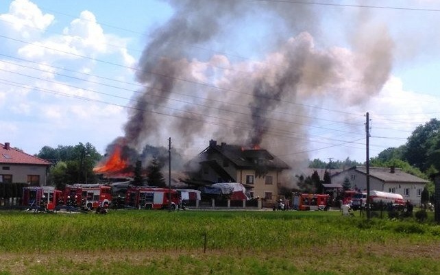 Pożar stolarni oraz budynku mieszkalnego w Bielanach. Poparzonego mężczyznę śmigłowcem przetransportowano do Siemianowic. FOTO, FILM!