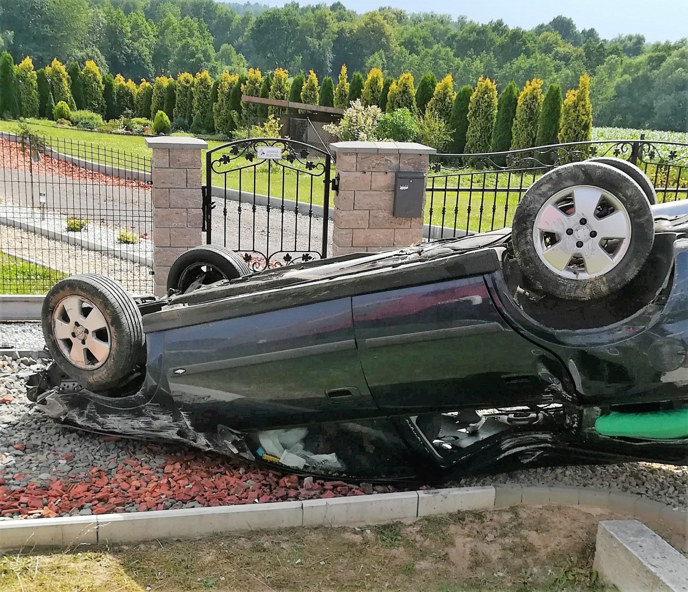 Dachowanie w Głębowicach. Trzy osoby w tym 2-letnie dziecko trafiły do szpitala. ZDJĘCIA!