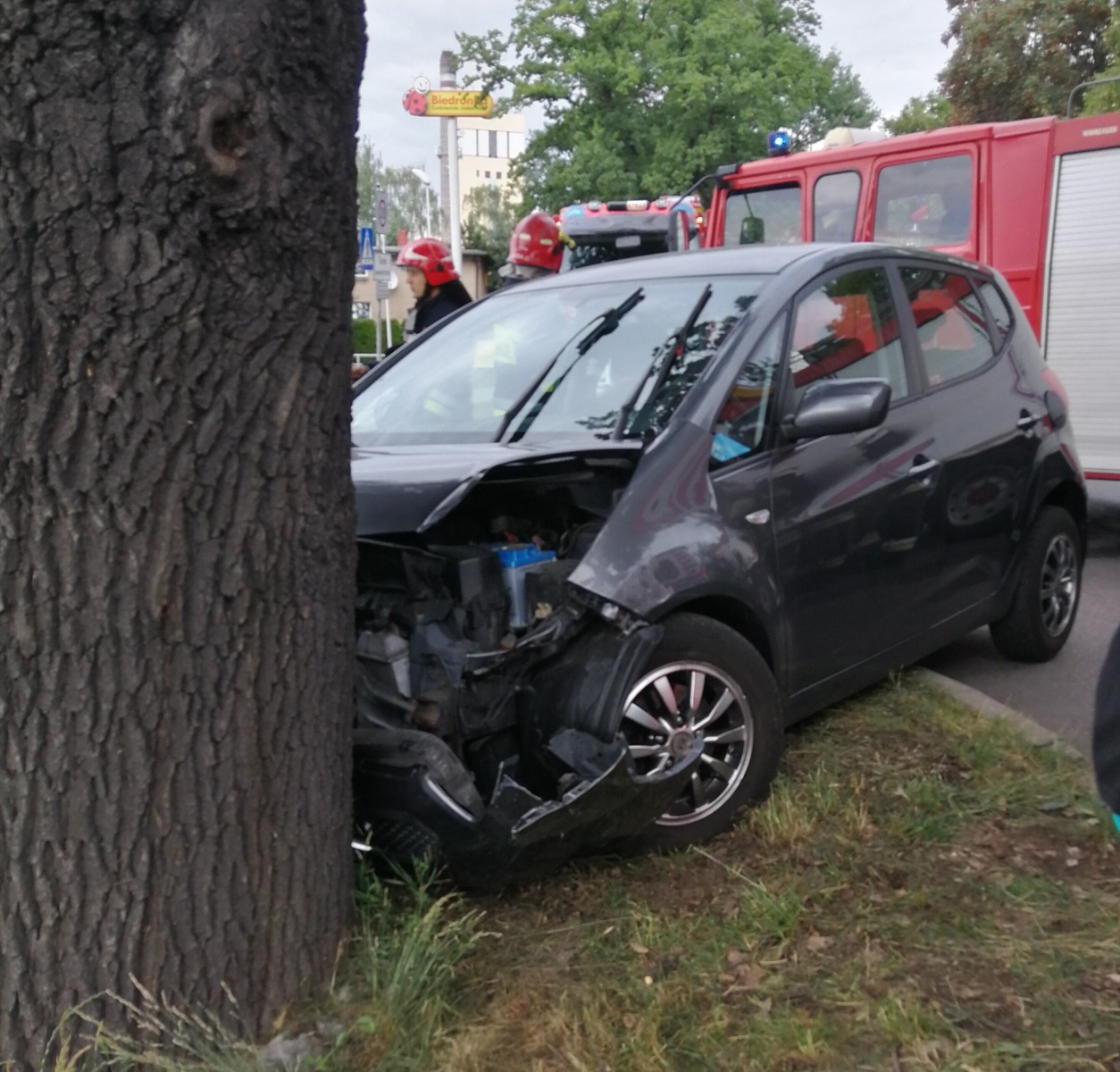 Zdarzenie drogowe w Brzeszczach. 71-latka, która prowadziła pojazd trafiła do szpitala. ZDJECIA!