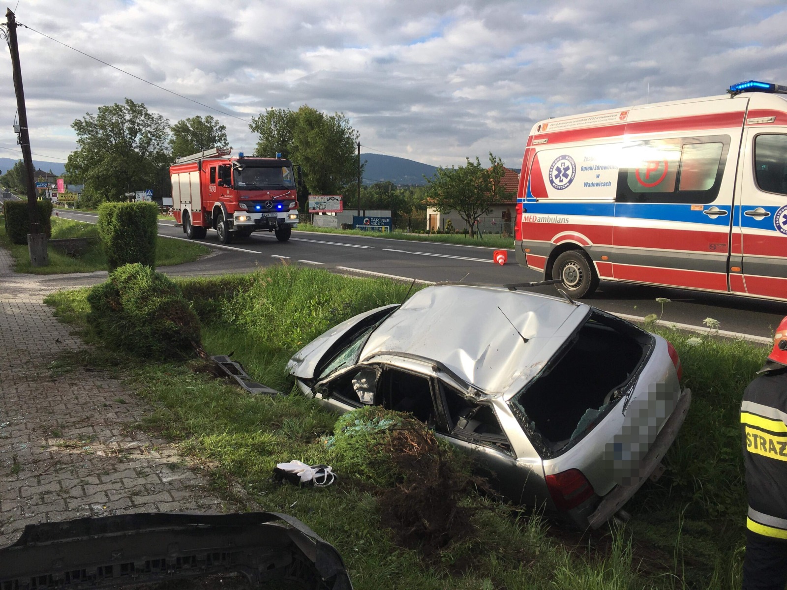 Samochód osobowy uderzył w ogrodzenie i dachował. ZDJĘCIA!
