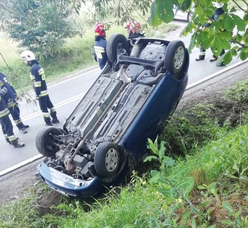 Kierowca stracił panowanie nad pojazdem i dachował. ZDJĘCIA!