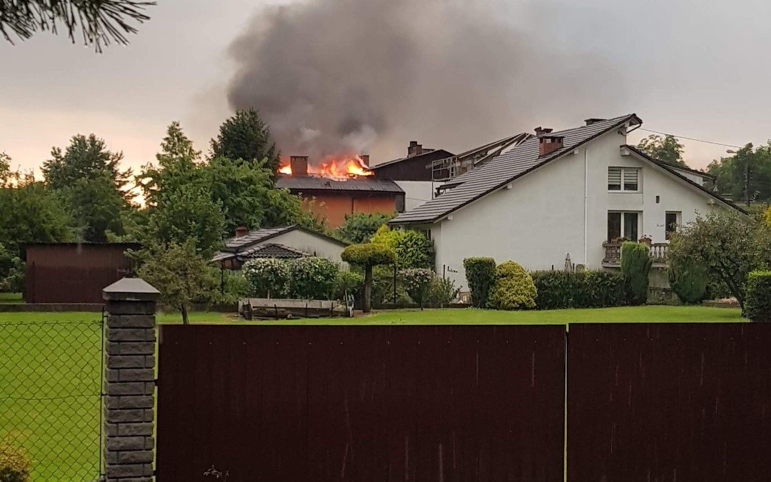 UWAGA! Pożar budynku od uderzenia pioruna. ZDJĘCIA!
