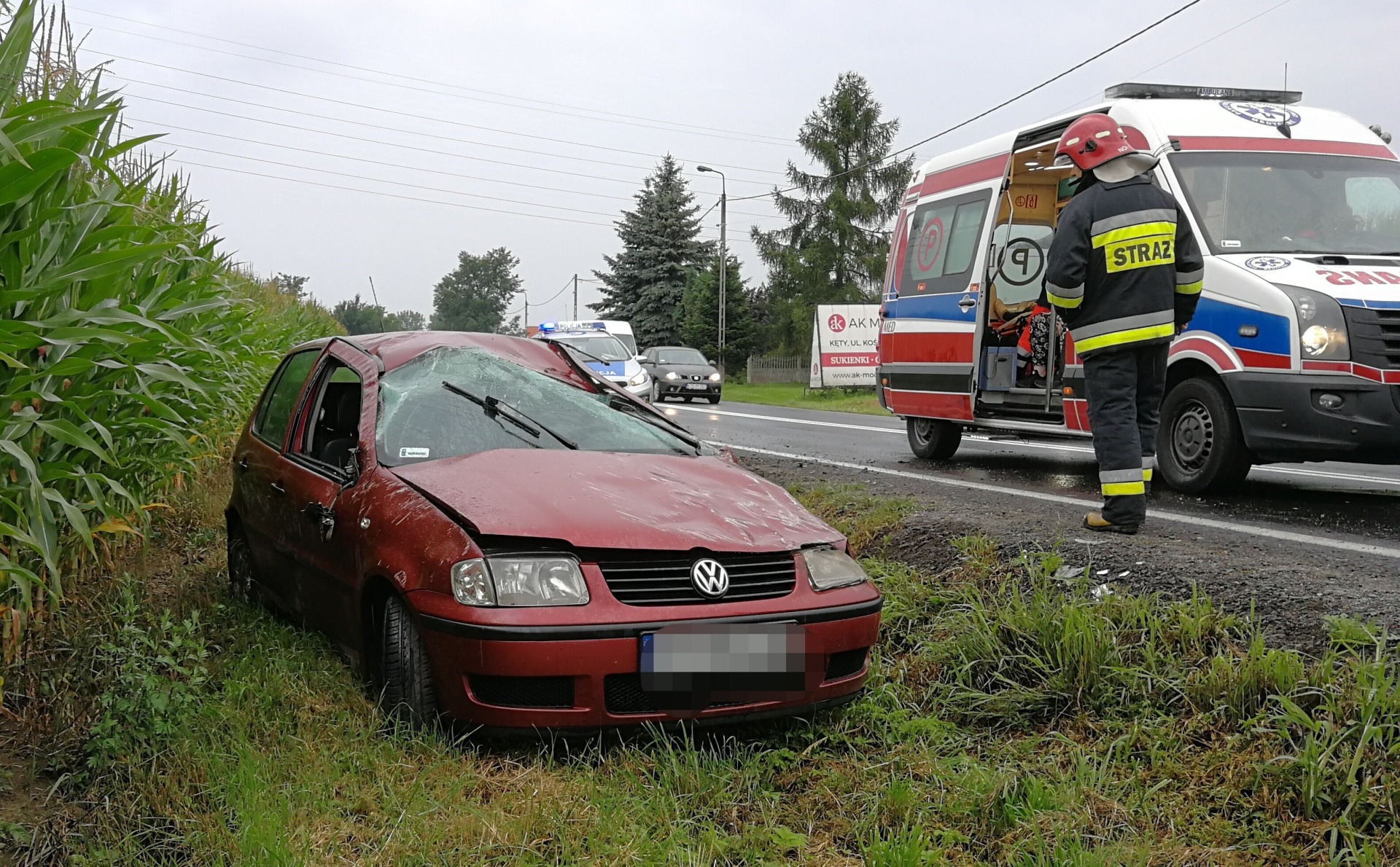 UWAGA! Dachowanie samochodu na DK44. ZDJĘCIA!