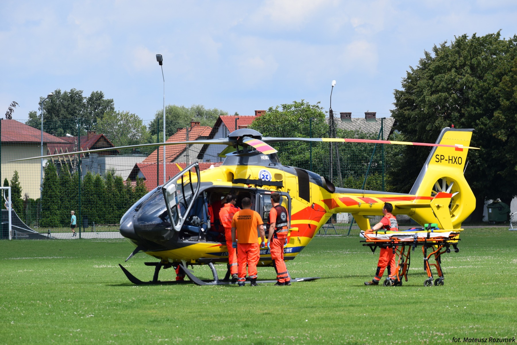 Podczas mycia okien, wypadła z mieszkania. Interweniował śmigłowiec LPR. ZDJĘCIA!