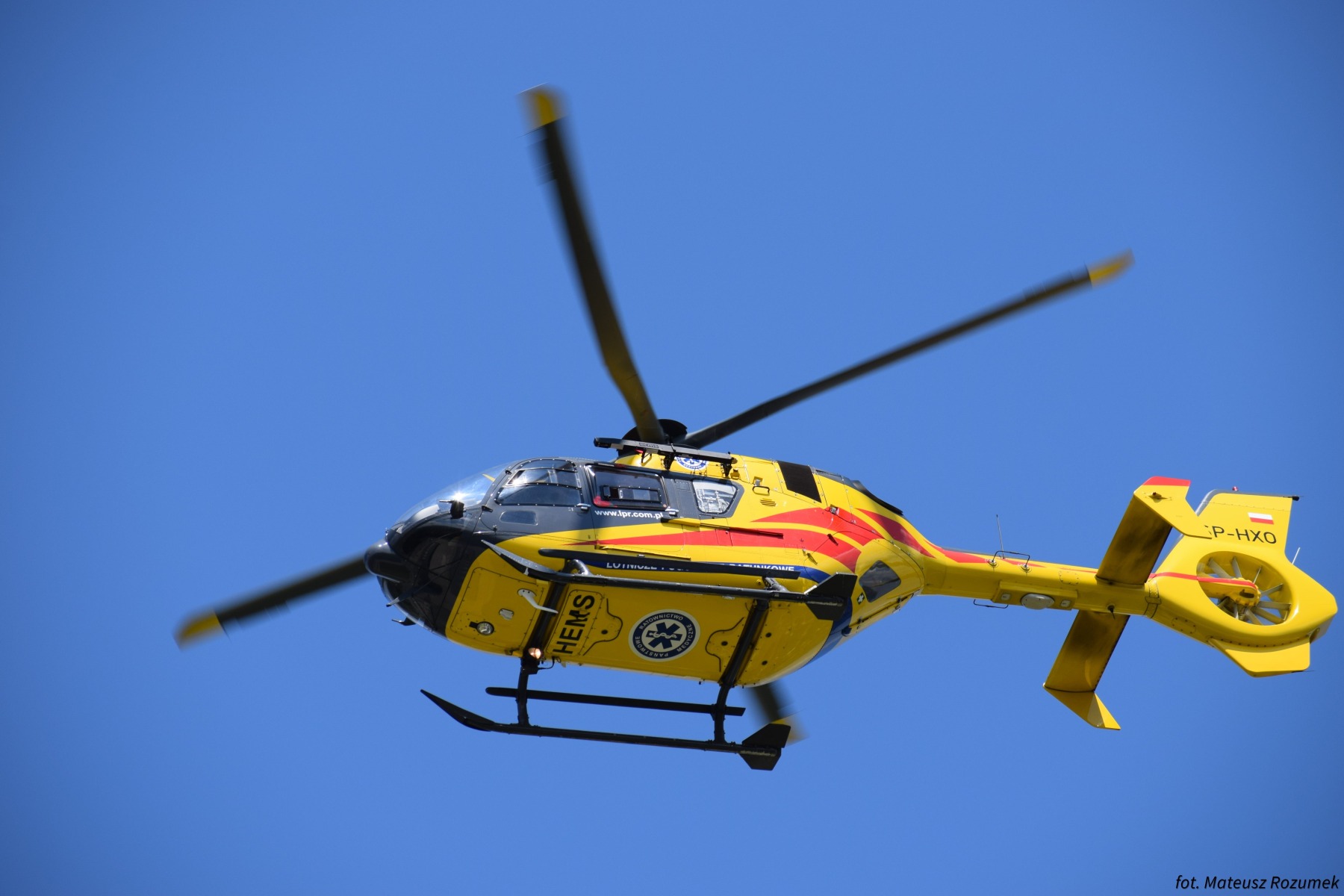 Nieszczęśliwy wypadek w Brzeszczach. Na mężczyznę spadła bramka. Interweniował śmigłowiec LPR.