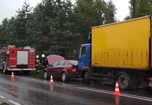 UWAGA ! Brzeszcze DW933 zderzenie samochodu ciężarowego z osobowym.