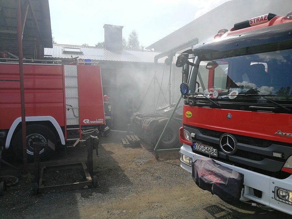 Pożar w warsztacie samochodowym w Przeciszowie. ZDJĘCIA, FILM!
