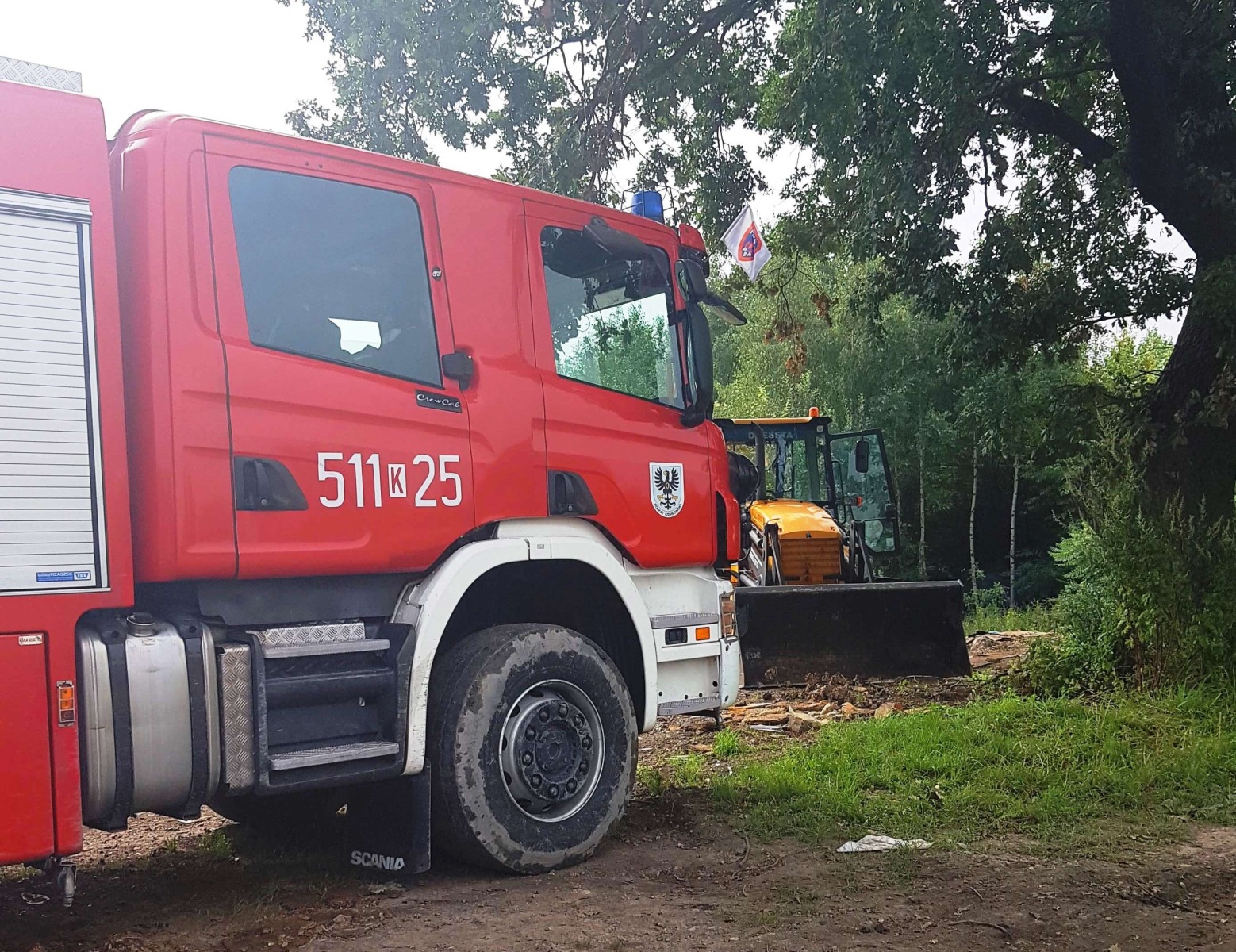 Pożar dzikiego wysypiska w Babicach. Do akcji włączono koparkę. ZDJĘCIA!